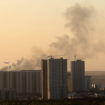 El humo se eleva desde el lugar de una explosión cerca del aeropuerto de Erbil, en Irak, el 20 de septiembre de 2026.