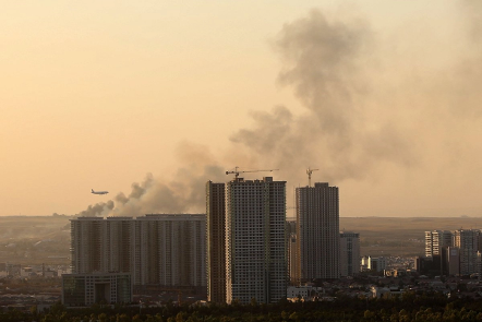 El humo se eleva desde el lugar de una explosión cerca del aeropuerto de Erbil, en Irak, el 20 de septiembre de 2026.