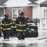 Bomberos atienden llamadas de emergencia ante las inundaciones que se registran en Atlantic City, Nueva Jersey, debido a una fuerte tormenta.