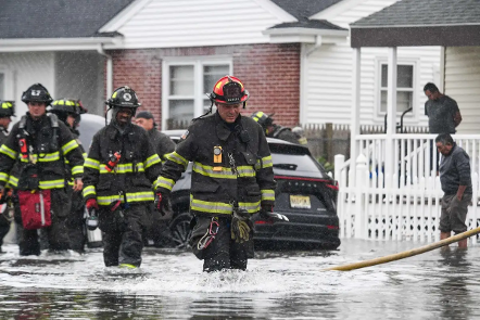Bomberos atienden llamadas de emergencia ante las inundaciones que se registran en Atlantic City, Nueva Jersey, debido a una fuerte tormenta.