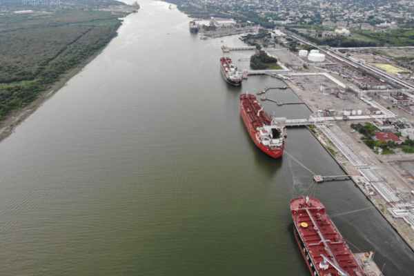 En la salida del canal Varadero permanecen instaladas barreras de contención para recuperar el producto que pudiera concentrarse en el sitio.