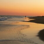 Hay un sitio en Carolina del Norte donde la AMOC se separa de la costa y se adentra en las aguas abiertas del océano Atlántico. Visto desde la superficie no tiene nada de particular: playas de blanca, algún muelle de madera, casas pintorescas alzadas sobre largos pilares de madera, caballos salvajes y un faro bicolor. 