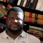 Los organizadores del prestigioso premio literario Goncourt anunciaron el viernes el retiro de su lista preliminar una novela de gran éxito del autor haitiano-canadiense Thelyson Orelien, tras las acusaciones de que recurrió a la inteligencia artificial para escribirla.