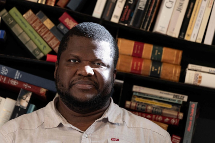 Los organizadores del prestigioso premio literario Goncourt anunciaron el viernes el retiro de su lista preliminar una novela de gran éxito del autor haitiano-canadiense Thelyson Orelien, tras las acusaciones de que recurrió a la inteligencia artificial para escribirla.