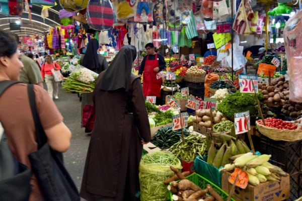 Vendimia en el mercado de Jamaica, en la Ciudad de México.