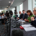 John Swinney, líder del Partido Nacional Escocés (SNP); Rhun ap Iorwerth, de Plaid Cymru (Gales); y Mary Lou McDonald y Michelle O'Neill, presidenta y vicepresidenta respectivamente del partido republicano irlandés Sinn Féin, hablan con los medios de comunicación tras asistir a una reunión en Cardiff (Gales) con el fin de impulsar consultas sobre la autodeterminación en sus respectivos territorios, el 14 de septiembre de 2026.