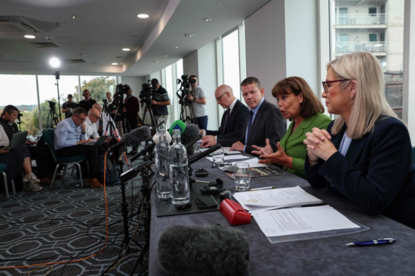 John Swinney, líder del Partido Nacional Escocés (SNP); Rhun ap Iorwerth, de Plaid Cymru (Gales); y Mary Lou McDonald y Michelle O'Neill, presidenta y vicepresidenta respectivamente del partido republicano irlandés Sinn Féin, hablan con los medios de comunicación tras asistir a una reunión en Cardiff (Gales) con el fin de impulsar consultas sobre la autodeterminación en sus respectivos territorios, el 14 de septiembre de 2026.