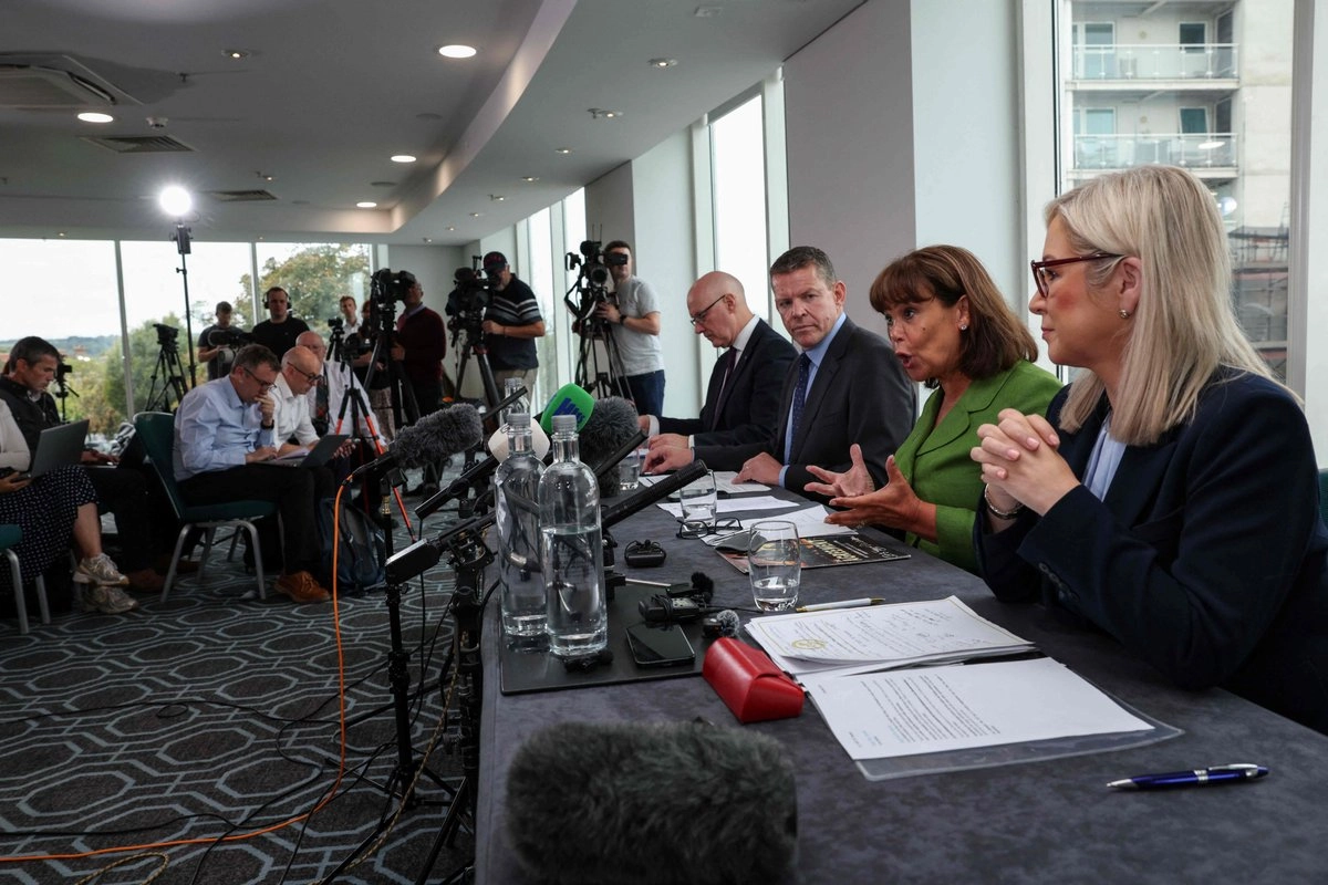 John Swinney, líder del Partido Nacional Escocés (SNP); Rhun ap Iorwerth, de Plaid Cymru (Gales); y Mary Lou McDonald y Michelle O'Neill, presidenta y vicepresidenta respectivamente del partido republicano irlandés Sinn Féin, hablan con los medios de comunicación tras asistir a una reunión en Cardiff (Gales) con el fin de impulsar consultas sobre la autodeterminación en sus respectivos territorios, el 14 de septiembre de 2026.