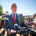 El 16 de septiembre de 2026, manifestantes se enfrentaron con la policía antidisturbios de Kosovo frente al edificio del Gobierno de Kosovo en Pristina, tras la condena del expresidente kosovar Hashim Thaci a 25 años de prisión por crímenes de guerra.