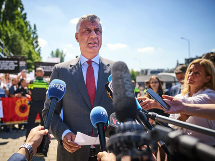 El 16 de septiembre de 2026, manifestantes se enfrentaron con la policía antidisturbios de Kosovo frente al edificio del Gobierno de Kosovo en Pristina, tras la condena del expresidente kosovar Hashim Thaci a 25 años de prisión por crímenes de guerra.