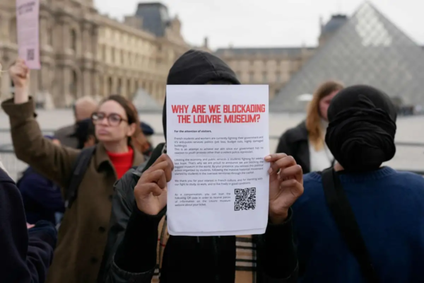 El museo del Louvre, en París, permaneció cerrado este martes debido a una manifestación de estudiantes, informó la administración de la galería.