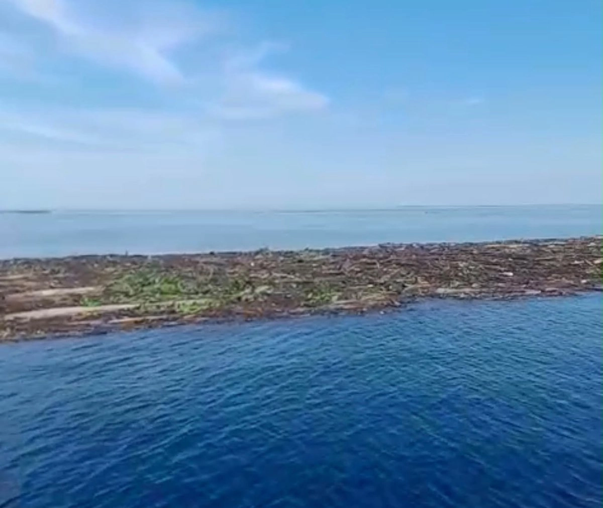 Pescadores de Veracruz señalan que son más de 5 kilómetros de basura y residuos que podrían llegar al mar y dañar los arrecifes.