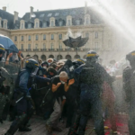 Francia en apoyo a estudiantes. En Saint-Denis el alcalde evitó represión. Suspenden clases toda la semana y Macron llama a reunión urgente.