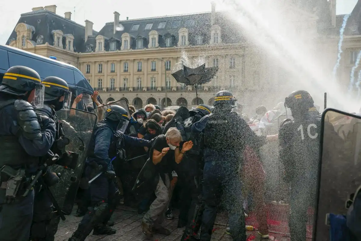 Francia en apoyo a estudiantes. En Saint-Denis el alcalde evitó represión. Suspenden clases toda la semana y Macron llama a reunión urgente.