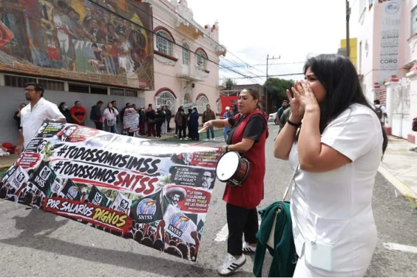Trabajadores del Instituto Mexicano del Seguro Social (IMSS) del Centro Médico Nacional La Raza protestan en la calzada Vallejo para exigir mejores condiciones laborales, el 9 de octubre de 2026.