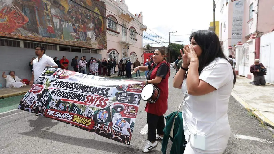 Trabajadores del Instituto Mexicano del Seguro Social (IMSS) del Centro Médico Nacional La Raza protestan en la calzada Vallejo para exigir mejores condiciones laborales, el 9 de octubre de 2026.