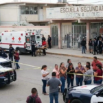 Policías municipales y estatales, elementos del Ejército, de la Guardia Nacional y del Grupo de Reacción Torreón acudieron al plamntel tras las llamadas de alerta.