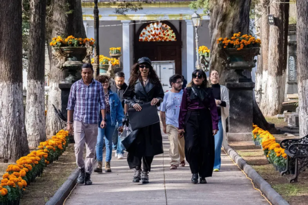 Morras Malditas presentaron “Expedientes Siniestros” en el Panteón General La Soledad, en Toluca, como parte de la Feria y Festival Cultural Alfeñique 2026.