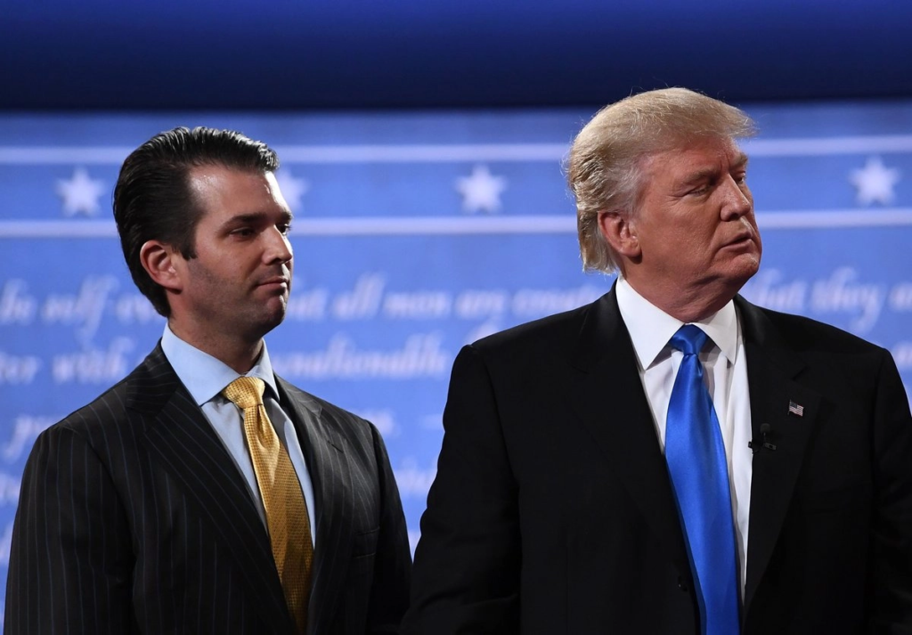 El mandatario republicano y su hijo mayor en imagen de 2016. Donald Trump Jr ha sido el más beneficiado no precisamente por ser un gran empresario, sino porque al parecer cuenta con información privilegiada para invertir en compañías favorecidas por contratos otorgados por su padre.