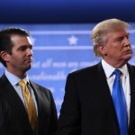 El mandatario republicano y su hijo mayor en imagen de 2016. Donald Trump Jr ha sido el más beneficiado no precisamente por ser un gran empresario, sino porque al parecer cuenta con información privilegiada para invertir en compañías favorecidas por contratos otorgados por su padre.