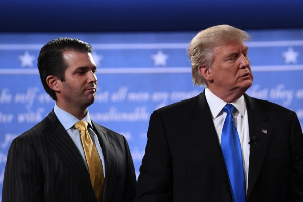 El mandatario republicano y su hijo mayor en imagen de 2016. Donald Trump Jr ha sido el más beneficiado no precisamente por ser un gran empresario, sino porque al parecer cuenta con información privilegiada para invertir en compañías favorecidas por contratos otorgados por su padre.