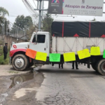 Trabajadores de Dipesa que laboran en las obras de Autopista Atizapán-Atlacomulco bloquearon la avenida Espíritu Santo para exigir a la empresa ICA el pago de al menos cuatro quincenas.