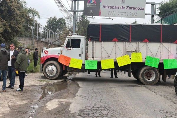 Trabajadores de Dipesa que laboran en las obras de Autopista Atizapán-Atlacomulco bloquearon la avenida Espíritu Santo para exigir a la empresa ICA el pago de al menos cuatro quincenas.