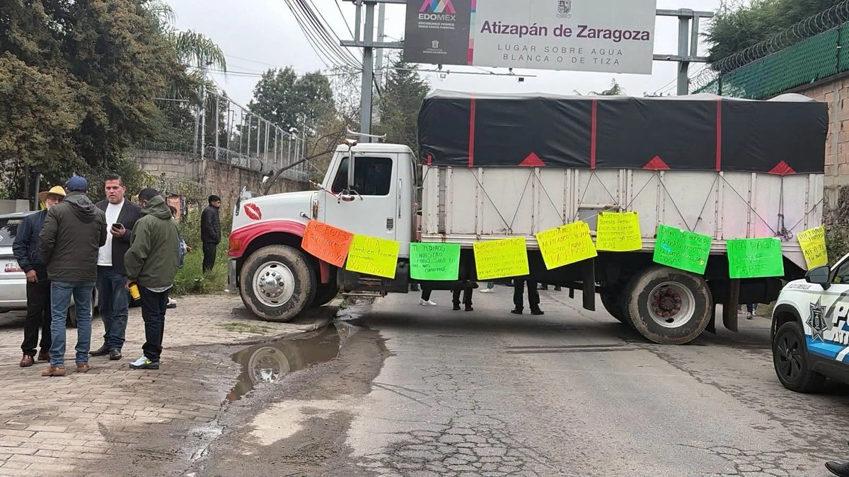 Trabajadores de Dipesa que laboran en las obras de Autopista Atizapán-Atlacomulco bloquearon la avenida Espíritu Santo para exigir a la empresa ICA el pago de al menos cuatro quincenas.
