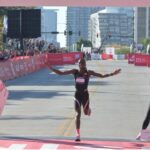 Hawi Feysa revalidó su título en el Maratón de Chicago con un tiempo de 2:13:33 horas y Amos Kipruto ganó la carrera masculina con un tiempo de 2:01:09. Ambos atletas ascendieron en las listas mundiales de todos los tiempos en la carrera de ruta con etiqueta platino de World Athletics el domingo.
