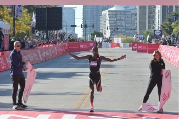 Hawi Feysa revalidó su título en el Maratón de Chicago con un tiempo de 2:13:33 horas y Amos Kipruto ganó la carrera masculina con un tiempo de 2:01:09. Ambos atletas ascendieron en las listas mundiales de todos los tiempos en la carrera de ruta con etiqueta platino de World Athletics el domingo.