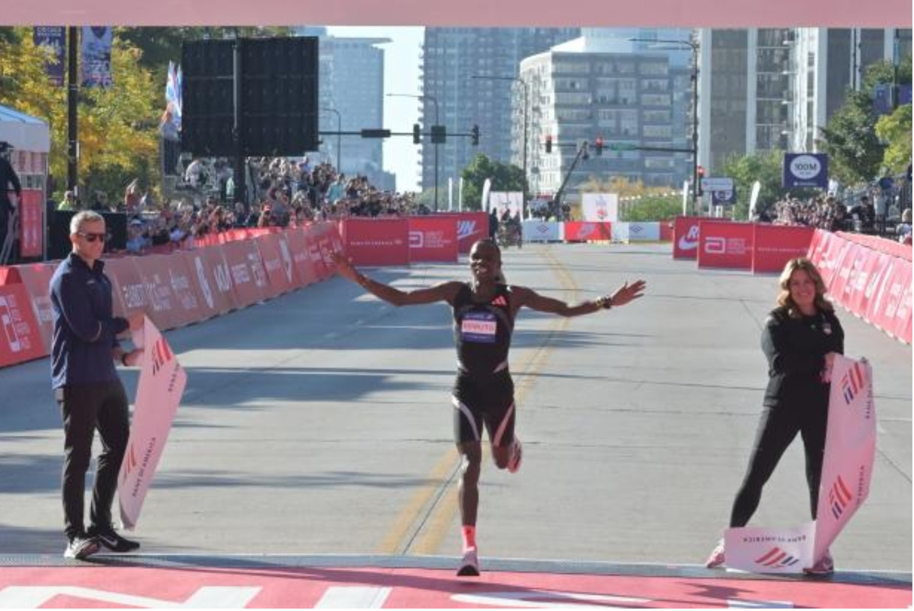 Hawi Feysa revalidó su título en el Maratón de Chicago con un tiempo de 2:13:33 horas y Amos Kipruto ganó la carrera masculina con un tiempo de 2:01:09. Ambos atletas ascendieron en las listas mundiales de todos los tiempos en la carrera de ruta con etiqueta platino de World Athletics el domingo.