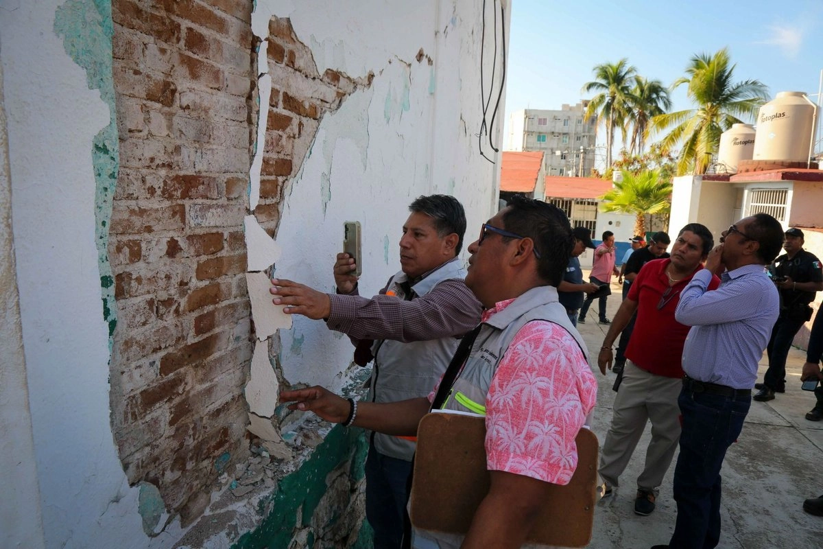 Exigen al Inifed transparentar fondos para 19 planteles dañados en Acapulco y Coyuca.