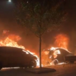 El agitador ultraderechista Vito Quiles denunció en redes social que tras el choque de la policía y manifestantes que boicotearon su evento, se reporta la quema de vehículos en Bilbao, España.