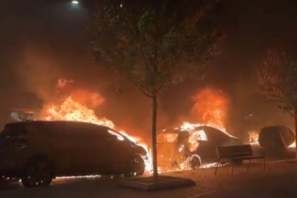 El agitador ultraderechista Vito Quiles denunció en redes social que tras el choque de la policía y manifestantes que boicotearon su evento, se reporta la quema de vehículos en Bilbao, España.