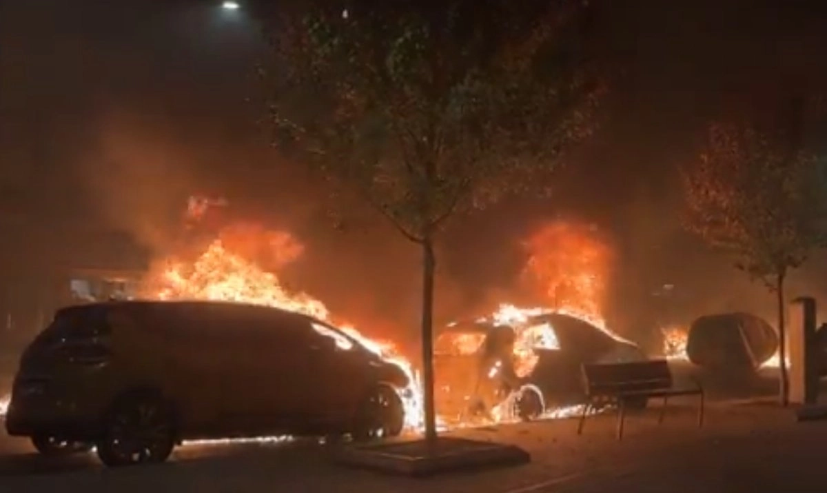 El agitador ultraderechista Vito Quiles denunció en redes social que tras el choque de la policía y manifestantes que boicotearon su evento, se reporta la quema de vehículos en Bilbao, España.