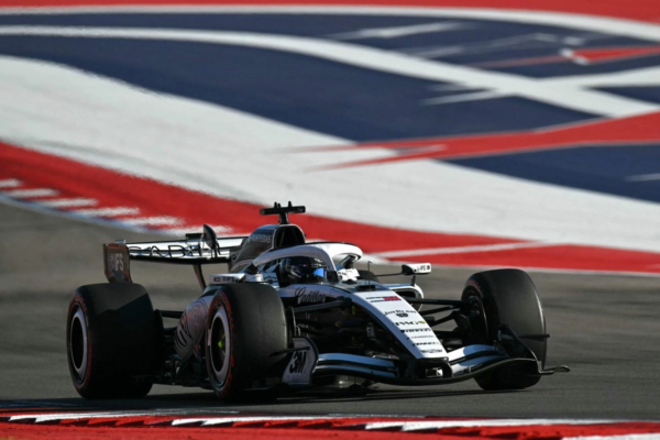 El piloto mexicano de Cadillac, Sergio Pérez, compite durante la segunda sesión de entrenamientos libres del Gran Premio de Estados Unidos.