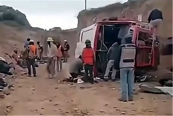 El percance se suscitó cerca de donde se construye un puente elevado y a 30 metros de la vía ferroviaria en la comunidad de Agua Azul, municipio de El Marqués.