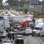 Transportistas mantienen bloqueo en la México-Toluca con dirección a la CDMX; se recomienda tomar rutas alternas.