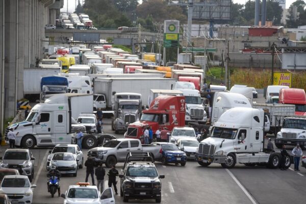 Transportistas mantienen bloqueo en la México-Toluca con dirección a la CDMX; se recomienda tomar rutas alternas.