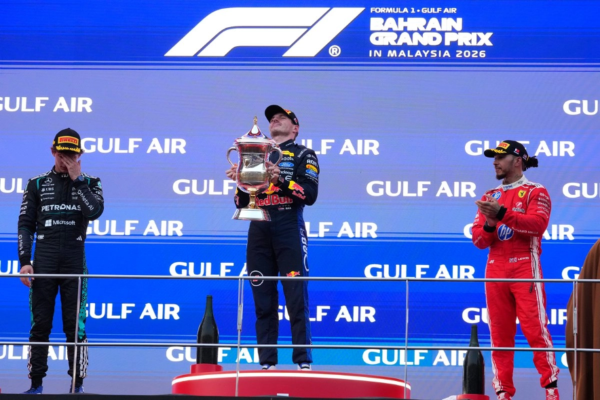El piloto de Red Bull Max Verstappen, de los Países Bajos, celebra en el podio flanqueado por el piloto de Mercedes Andrea Kimi Antonelli, de Italia —segundo clasificado, a la izquierda—, y el piloto de Ferrari Lewis Hamilton, de Gran Bretaña —tercer clasificado—, tras ganar el Gran Premio de Baréin en Sepang, Malasia, el domingo 4 de octubre de 2026.