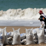 Ante la inminente llegada del huracán Simon a las costas del Pacífico mexicano, la Asociación Mexicana de Instituciones de Seguros (AMIS) informó que las aseguradoras están monitoreando la evolución del fenómeno meteorológico y están listas para activar sus protocolos de atención a catástrofes.