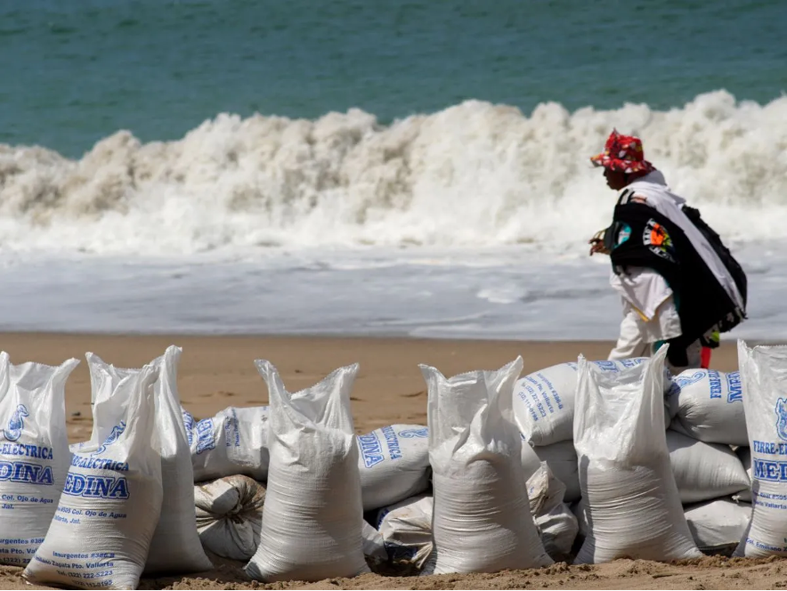 Ante la inminente llegada del huracán Simon a las costas del Pacífico mexicano, la Asociación Mexicana de Instituciones de Seguros (AMIS) informó que las aseguradoras están monitoreando la evolución del fenómeno meteorológico y están listas para activar sus protocolos de atención a catástrofes.
