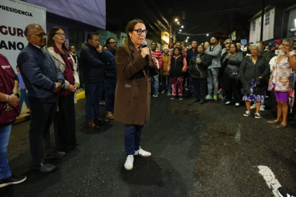 La alcaldesa, Azucena Cisneros Coss, inauguró el Sendero Seguro con 50 luminarias, 11 murales, pinta de fachadas, rehabilitación de banquetas y guarniciones, bacheo y siembra de 234 árboles y plantas de ornato, además de la recolección de 31 toneladas de basura, pues en el sitio había un tiradero clandestino.