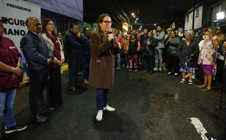 La alcaldesa, Azucena Cisneros Coss, inauguró el Sendero Seguro con 50 luminarias, 11 murales, pinta de fachadas, rehabilitación de banquetas y guarniciones, bacheo y siembra de 234 árboles y plantas de ornato, además de la recolección de 31 toneladas de basura, pues en el sitio había un tiradero clandestino.
